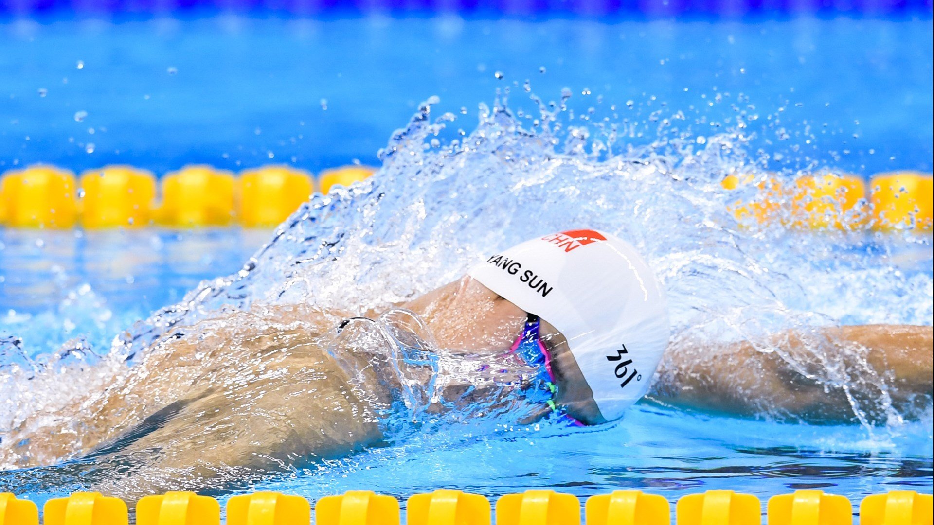 逆境中的“钢铁意志”:那些在低谷中崛起的传奇队伍,钢铁意志的名人